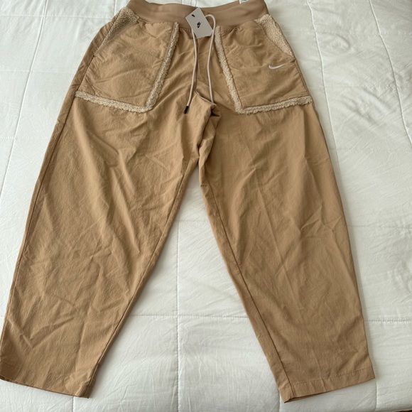 New Women’s Nike nylon Sherpa pocket joggers size medium New with tags - Picture 4 of 10